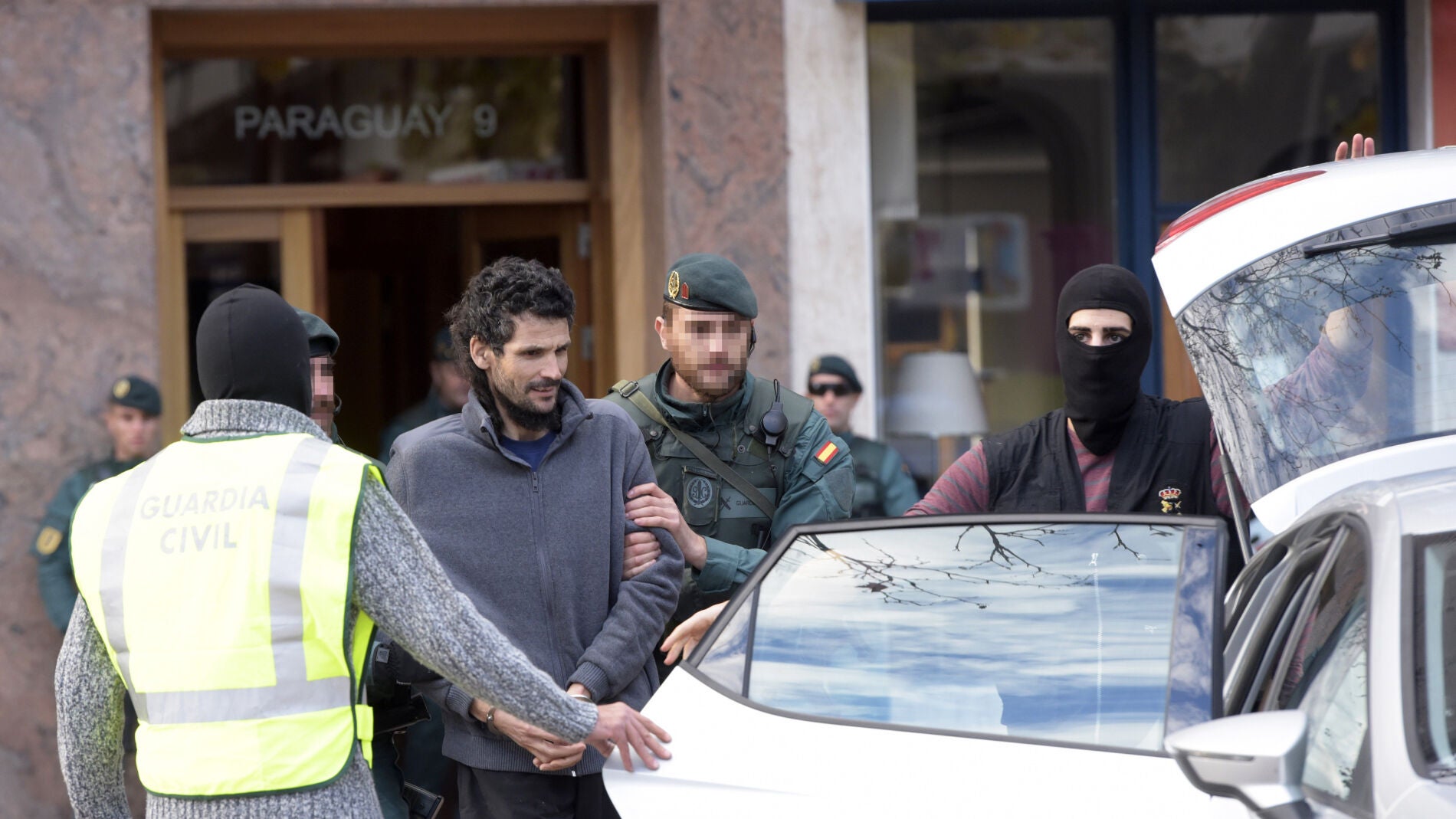La guard&iacute;a civil saca al presunto yihadista detenido esta ma&ntilde;ana en Ir&uacute;n