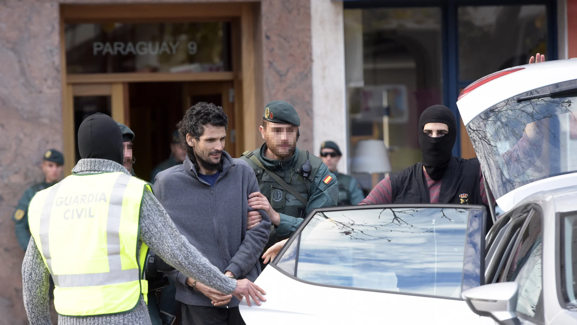 La guardía civil saca al presunto yihadista detenido esta mañana en Irún La guardía civil saca al presunto yihadista detenido esta mañana en Irún
