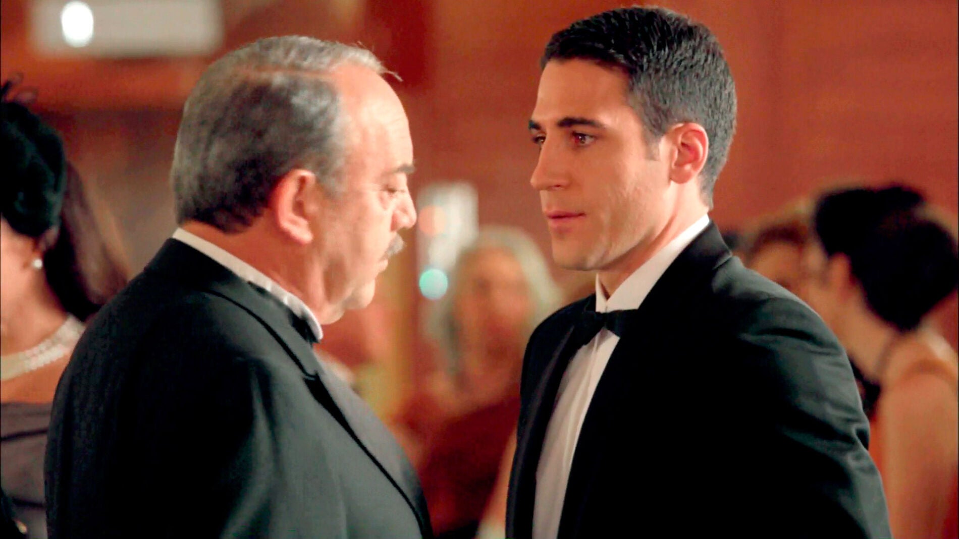 La primera aparici&oacute;n de Miguel &Aacute;ngel Silvestre en 'Velvet' como Alberto M&aacute;rquez