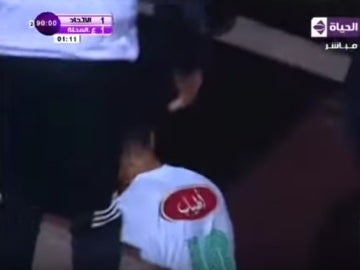 Un jugador de la liga egipcia abandona el campo tras fallar un penalti