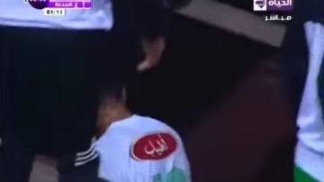 Un jugador de la liga egipcia abandona el campo tras fallar un penalti