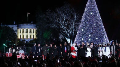 Los Obama encienden por última vez el árbol de Navidad en Washington