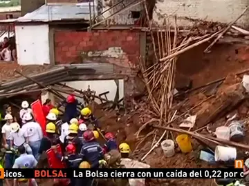 Frame 0.0 de: Al menos seis muertos, cinco de ellos menores de edad, por deslizamientos de tierra en Cali, en Colombia Frame 0.0 de: Al menos seis muertos, cinco de ellos menores de edad, por deslizamientos de tierra en Cali, en Colombia