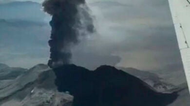 Una impresionante explosión en el volcán Sabancaya de Perú alcanza los 4 kilómetros de altura