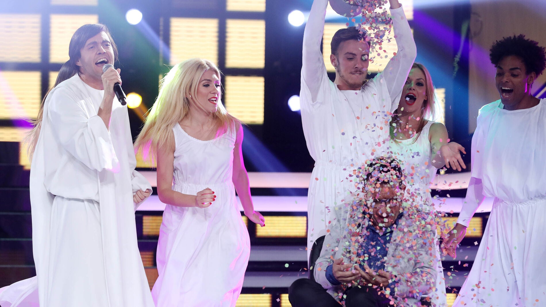 David Guapo invita a Ll&agrave;cer al escenario para interpretar a 'Los inhumanos'