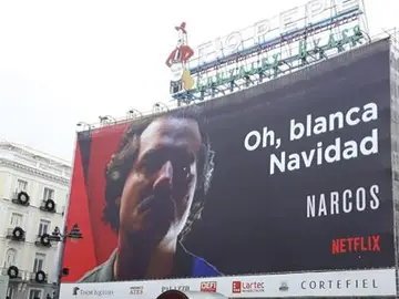 Cartel de 'Narcos' en la Puerta del Sol Cartel de 'Narcos' en la Puerta del Sol