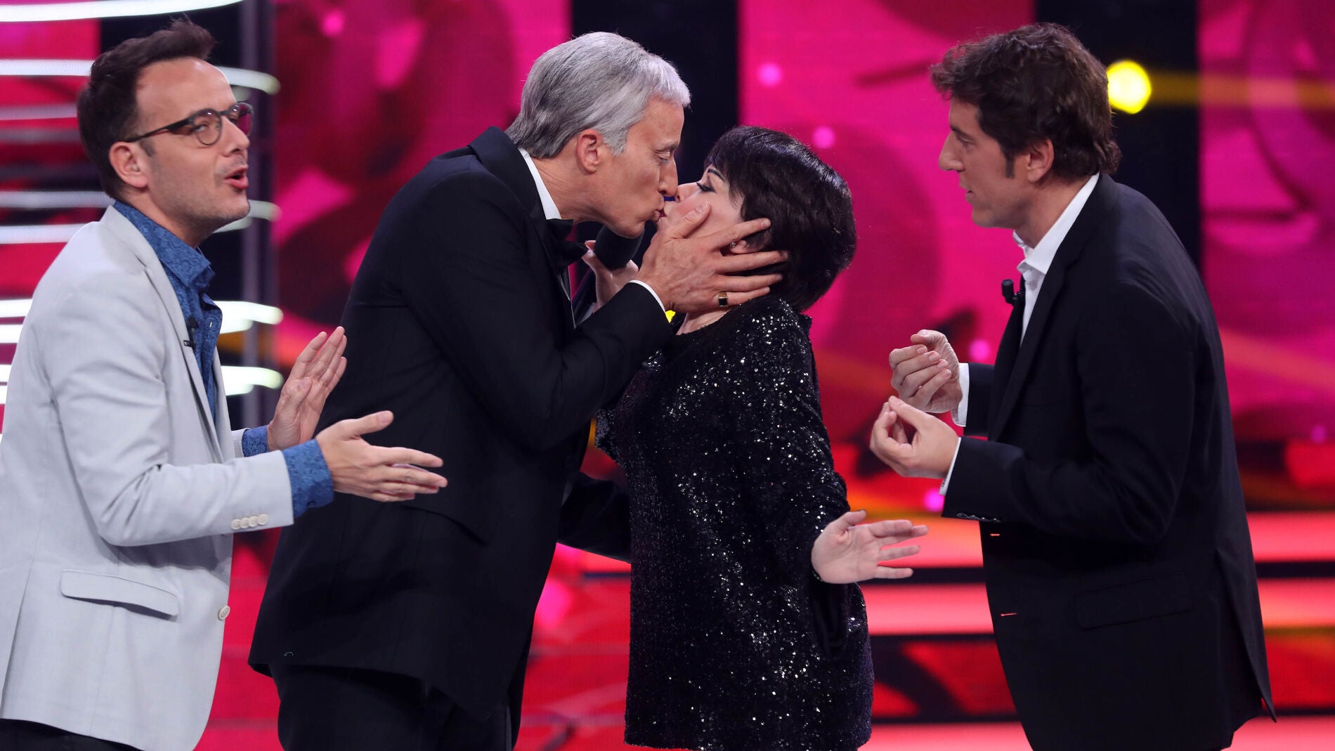 Un reencuentro con besos 'sin cobras'