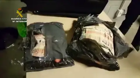 Frame 22.407945 de: La Guardia Civil interviene más de 1 millón de euros ocultos en bolsas de basura en el aeropuerto de Barcelona Frame 22.407945 de: La Guardia Civil interviene más de 1 millón de euros ocultos en bolsas de basura en el aeropuerto de Barcelona