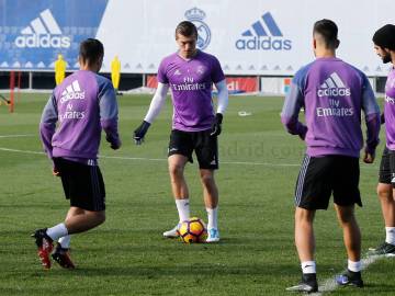 Toni Kroos da la sorpresa uniéndose al último entrenamiento del Real Madrid antes de El Clásico