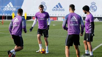 Toni Kroos da la sorpresa uniéndose al último entrenamiento del Real Madrid antes de El Clásico