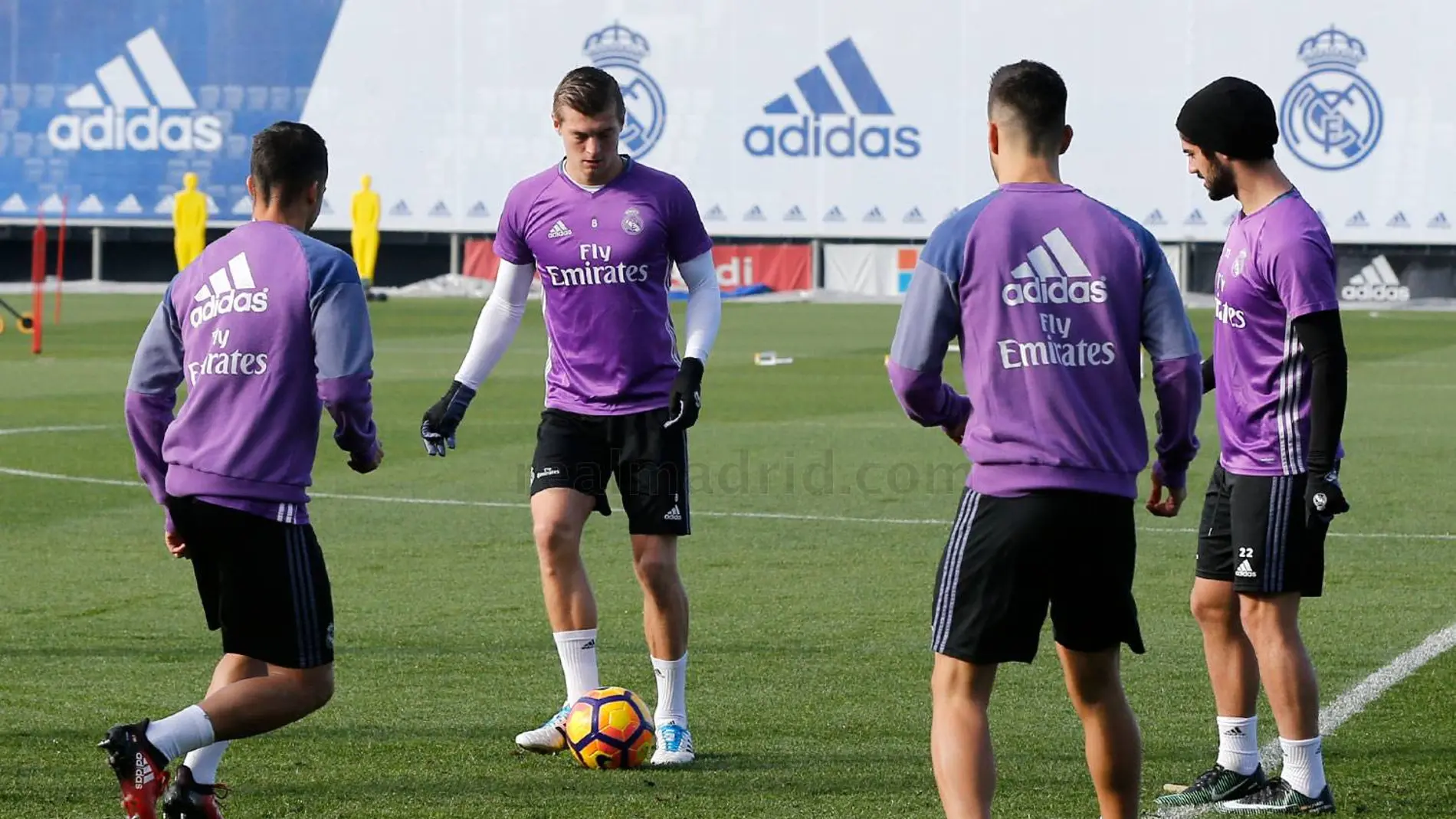 Toni Kroos da la sorpresa uniéndose al último entrenamiento del Real Madrid antes de El Clásico Toni Kroos da la sorpresa uniéndose al último entrenamiento del Real Madrid antes de El Clásico