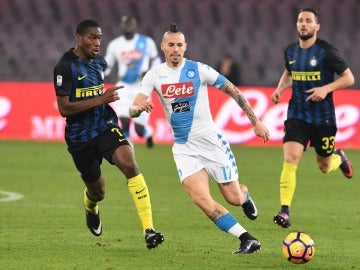 Los jugadores Marek Hamsik y Geoffrey Kondogbia durante el Nápoles - Inter de Milán