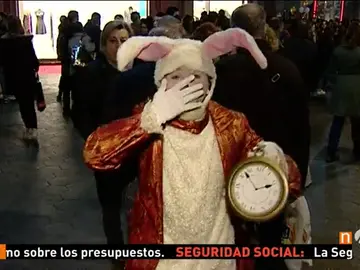 Frame 15.904009 de: La 'Shopping Night' transformó el Paseo de Gràcia de Barcelona en 'Alicia en el País de las Maravillas' Frame 15.904009 de: La 'Shopping Night' transformó el Paseo de Gràcia de Barcelona en 'Alicia en el País de las Maravillas'