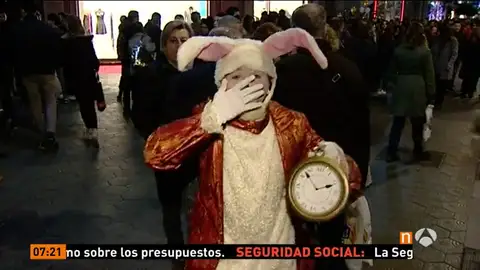 Frame 15.904009 de: La 'Shopping Night' transformó el Paseo de Gràcia de Barcelona en 'Alicia en el País de las Maravillas' Frame 15.904009 de: La 'Shopping Night' transformó el Paseo de Gràcia de Barcelona en 'Alicia en el País de las Maravillas'
