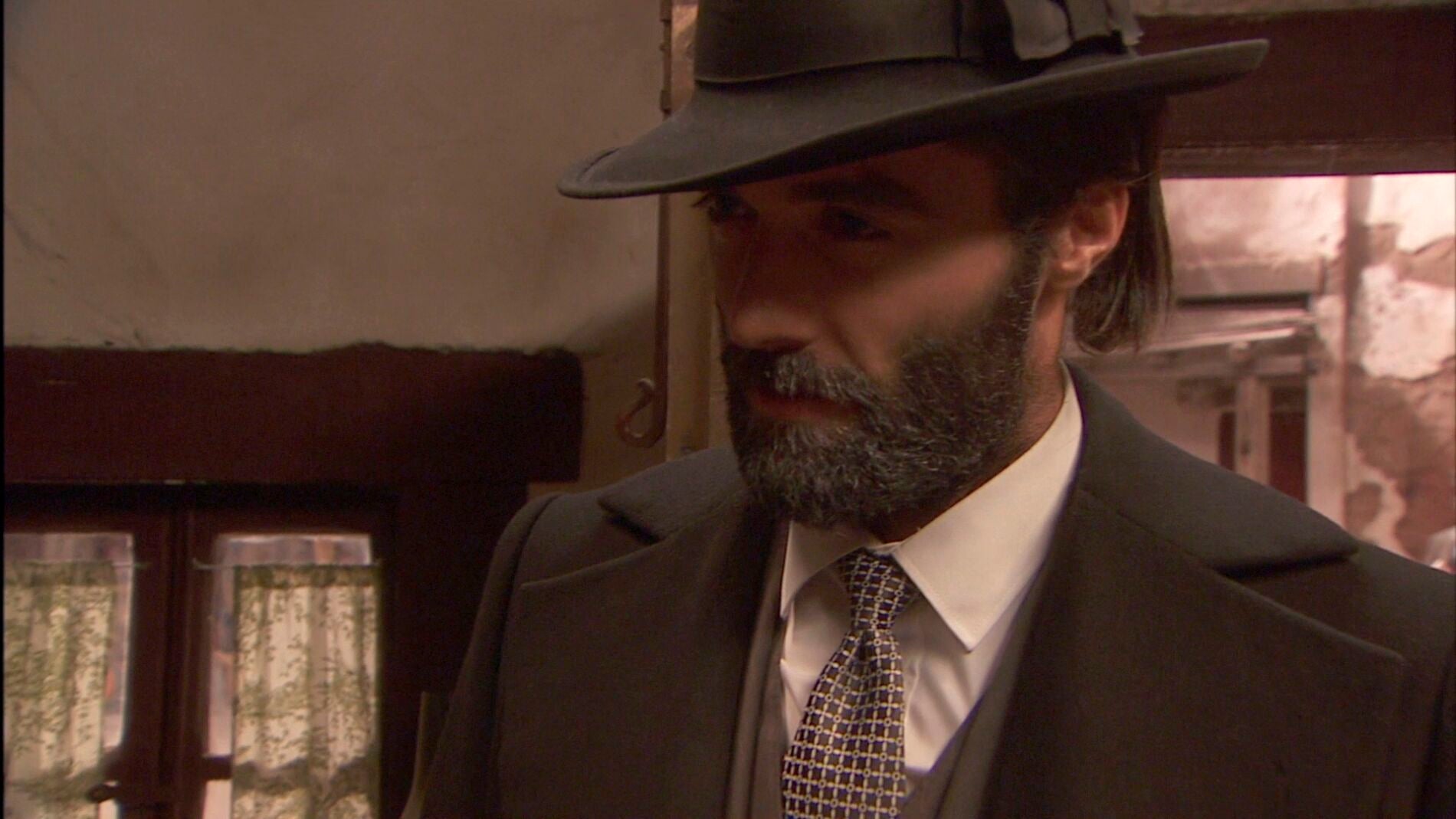 &iquest;Qui&eacute;n esp&iacute;a y asusta a Emilia Ulloa?