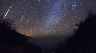Imagen obtenida a lo largo de una noche de Gem&iacute;nidas en 2012.