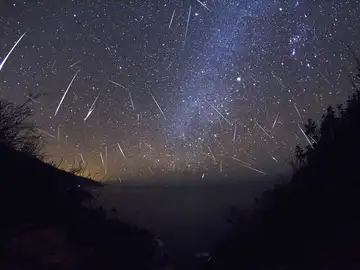 Imagen obtenida a lo largo de una noche de Gemínidas en 2012. Imagen obtenida a lo largo de una noche de Gemínidas en 2012.