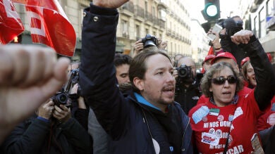  Pablo Iglesias se manifiesta frente a la sede del Partido Popular para boicotear a Coca-Cola