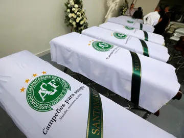 Los féretros con los restos mortales de los fallecidos en el accidente del Chapecoense Los féretros con los restos mortales de los fallecidos en el accidente del Chapecoense