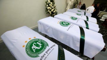 Los féretros con los restos mortales de los fallecidos en el accidente del Chapecoense 