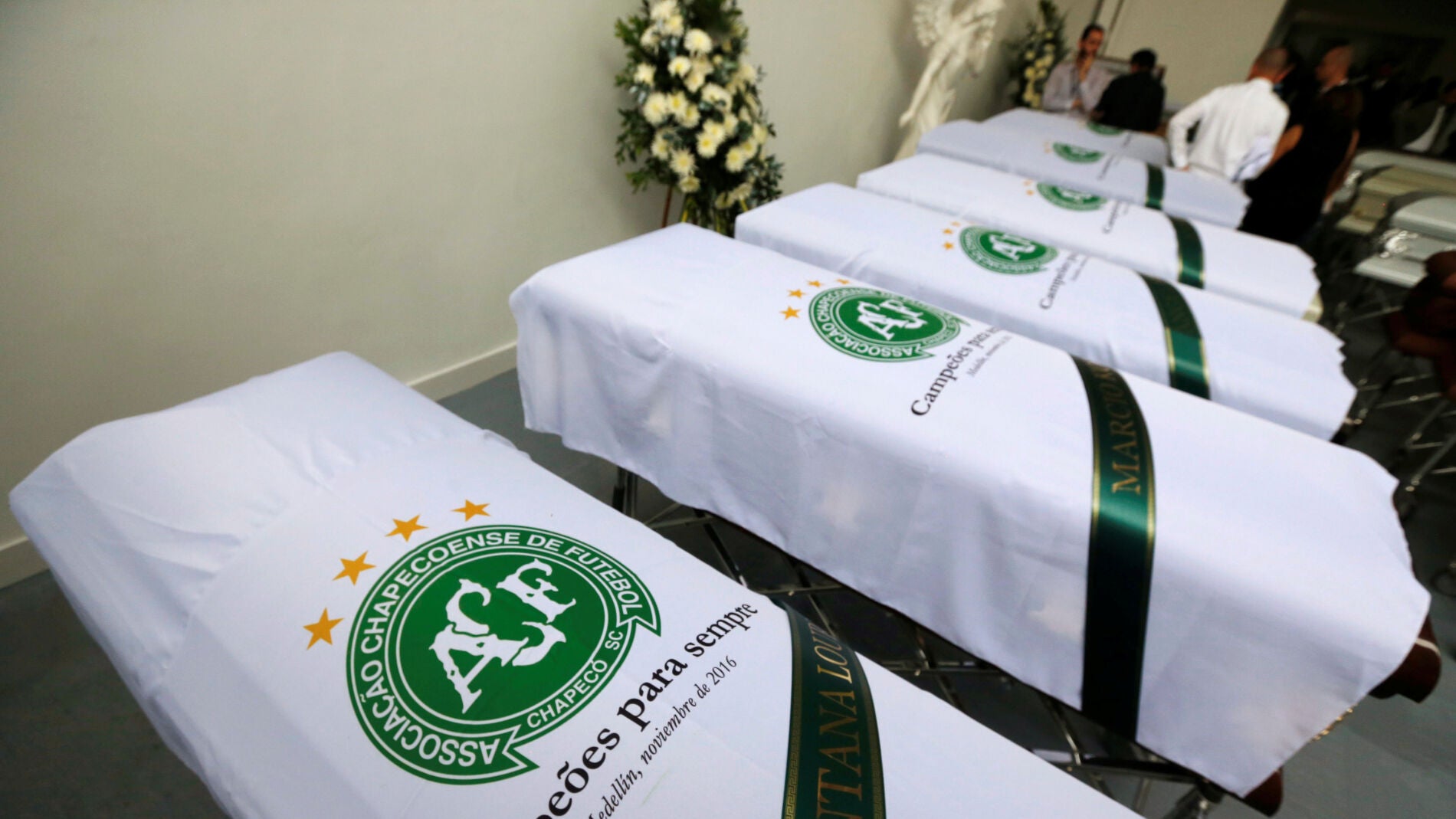 Los f&eacute;retros con los restos mortales de los fallecidos en el accidente del Chapecoense 