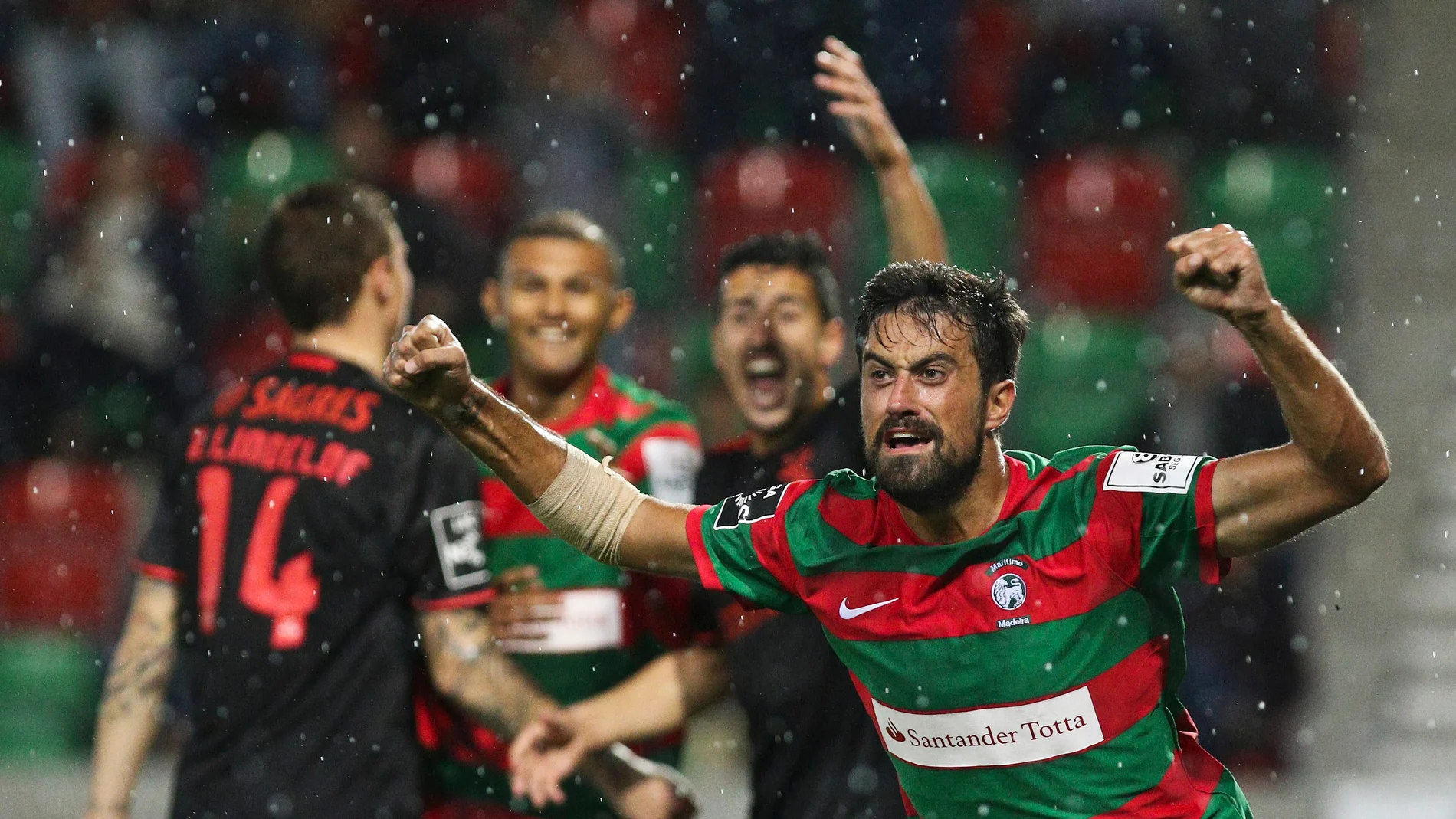Maurício celebra su gol contra el Benfica Maurício celebra su gol contra el Benfica