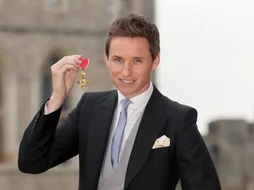 Eddie Redmayne junto a su medalla Eddie Redmayne junto a su medalla
