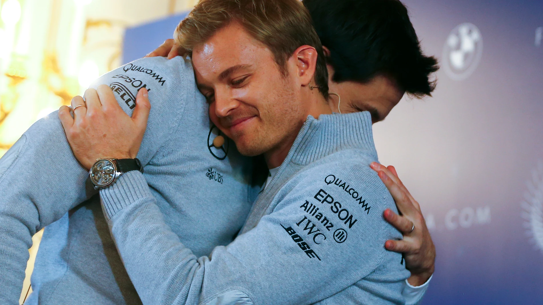 Nico Rosberg se abraza con Toto Wolff