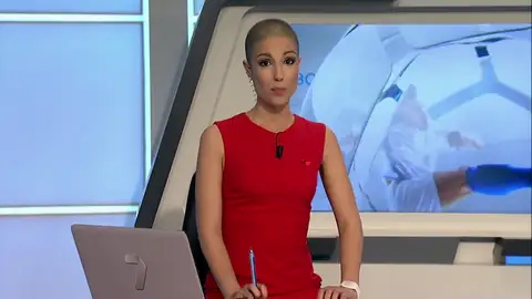 Frame 4.728721 de: Marta García, periodista, se pone delante de las cámaras sin peluca y sin pañuelo Frame 4.728721 de: Marta García, periodista, se pone delante de las cámaras sin peluca y sin pañuelo
