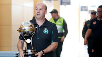 Independiente Santa Fe de Colombia entrega la réplica de la Copa sudamericana al Chapecoense