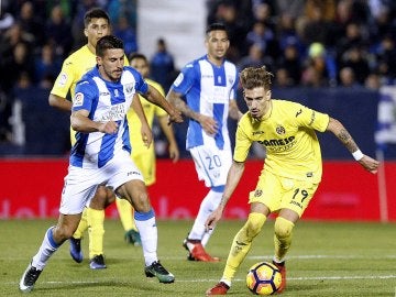 Samuel Castillejo controla un balón ante Gabriel Pires