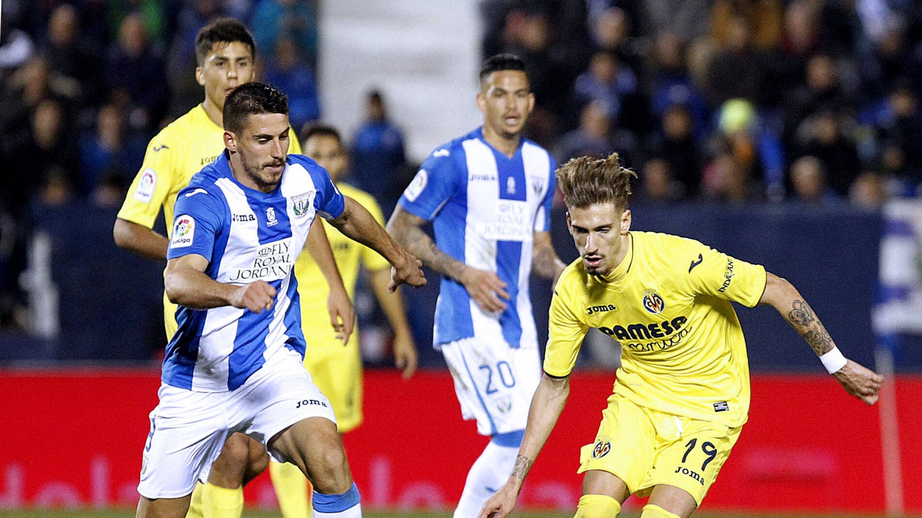 Samuel Castillejo controla un bal&oacute;n ante Gabriel Pires