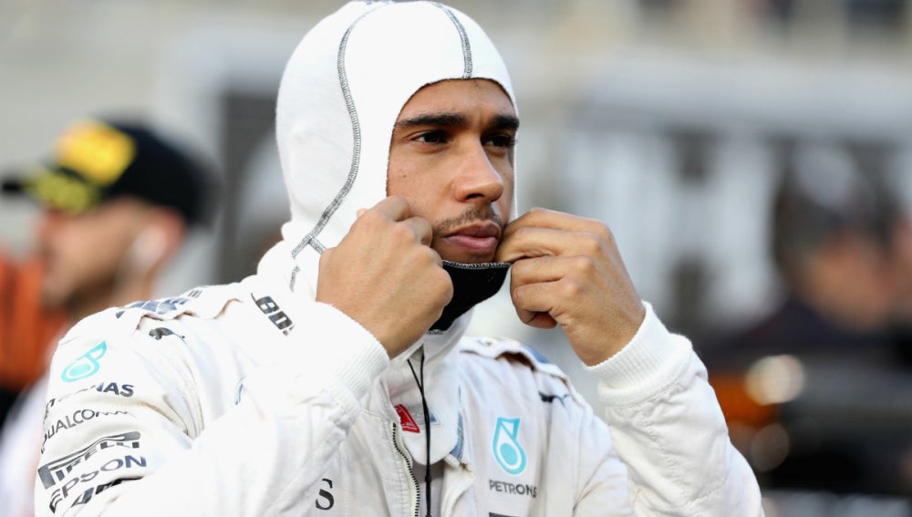 Hamilton se coloca el mono de Mercedes