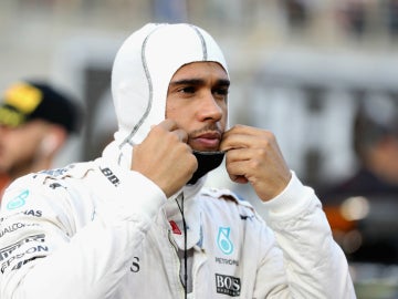 Hamilton se coloca el mono de Mercedes