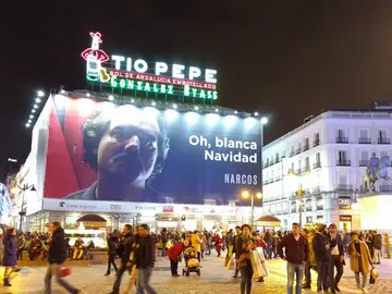 Cartel promocional de Narcos en la Puerta del Sol Cartel promocional de Narcos en la Puerta del Sol