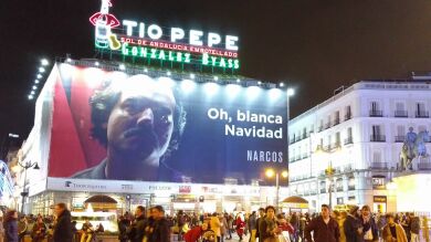La Policía 'ocupa' el polémico cartel de 'Narcos' en la Puerta del Sol y anuncia una 
