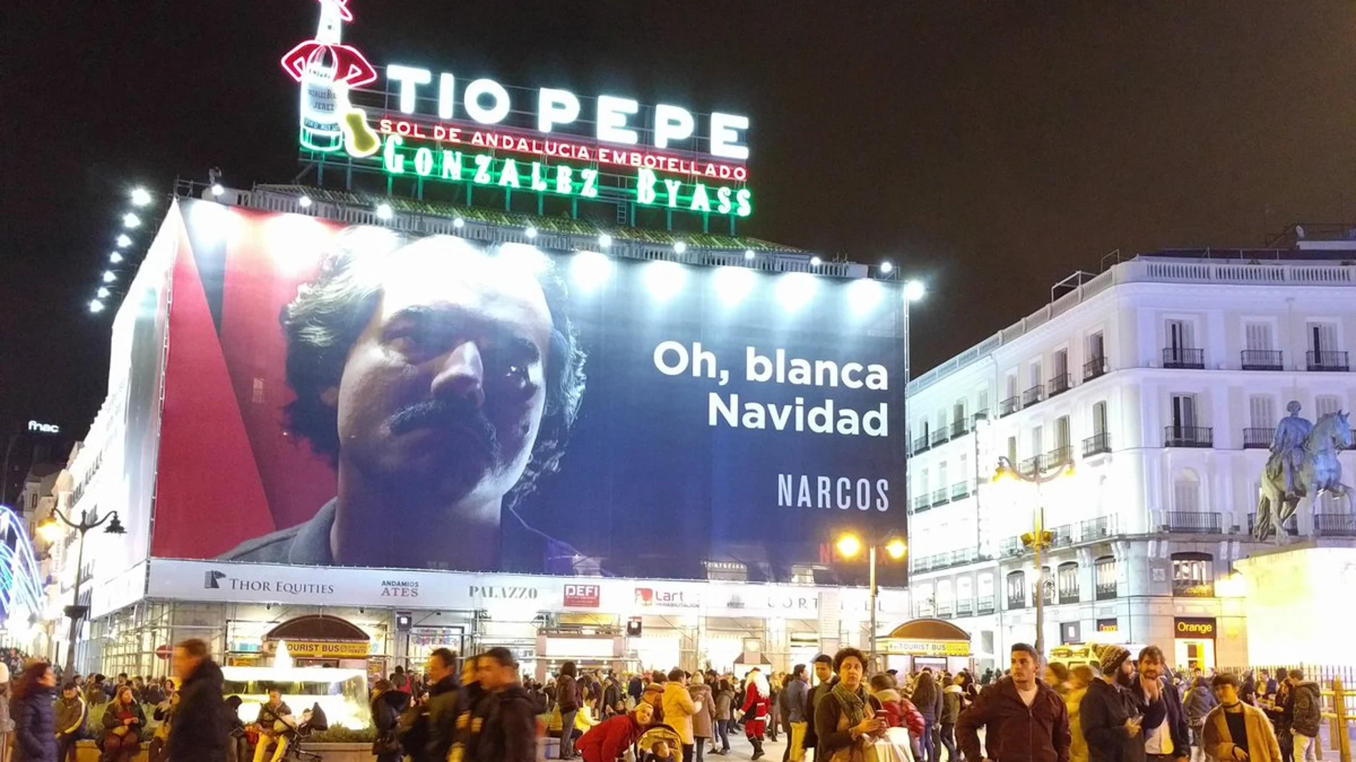 Cartel promocional de Narcos en la Puerta del Sol Cartel promocional de Narcos en la Puerta del Sol
