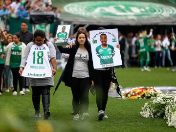 Homenaje a los futbolistas del Chapecoense en Chapecó