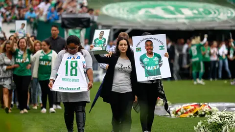 Homenaje a los futbolistas del Chapecoense en Chapecó Homenaje a los futbolistas del Chapecoense en Chapecó