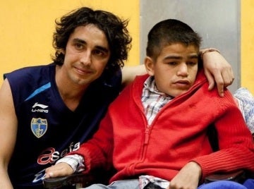 Canco Rodríguez, junto a un niño que padece el síndrome de Sanfilippo