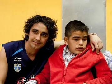 Canco Rodríguez, junto a un niño que padece el síndrome de Sanfilippo Canco Rodríguez, junto a un niño que padece el síndrome de Sanfilippo