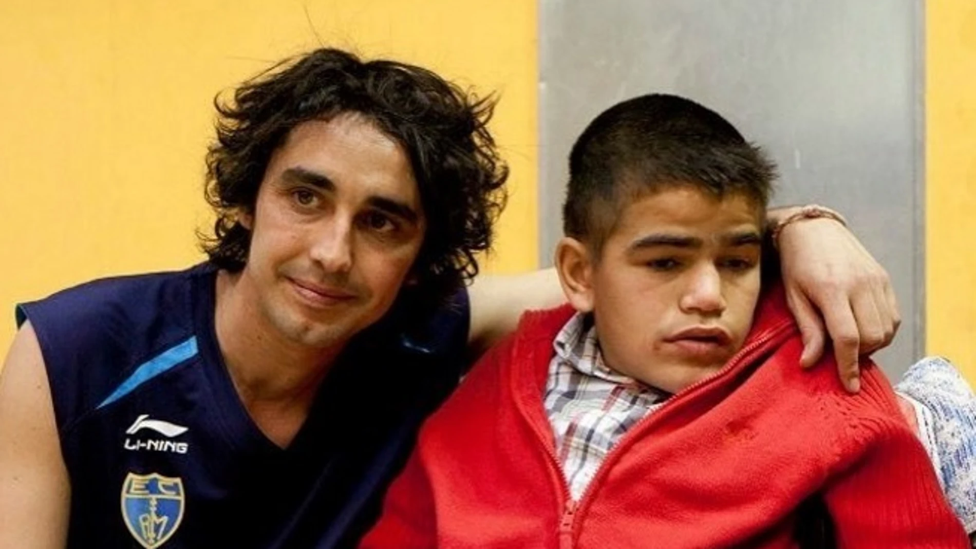 Canco Rodríguez, junto a un niño que padece el síndrome de Sanfilippo