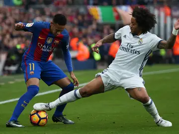 Neymar y Marcelo durante El Clásico Neymar y Marcelo durante El Clásico