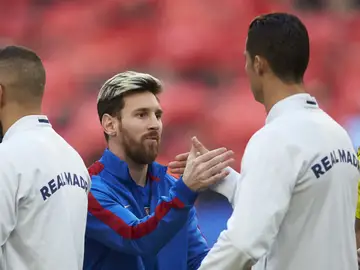 Messi y Cristiano se saludan antes de un Clásico en el Camp Nou Messi y Cristiano se saludan antes de un Clásico en el Camp Nou