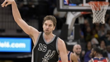 Pau Gasol celebra una canasta