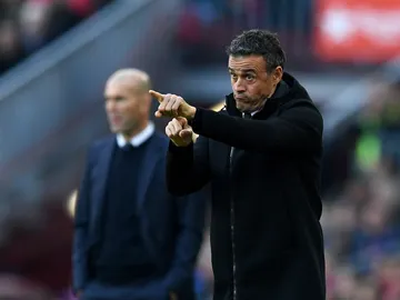 Luis Enrique señala una acción en la banda del Camp Nou Luis Enrique señala una acción en la banda del Camp Nou