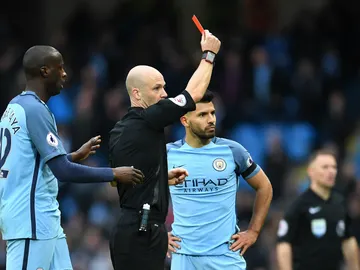 El árbitro muestra la roja a Agüero El árbitro muestra la roja a Agüero