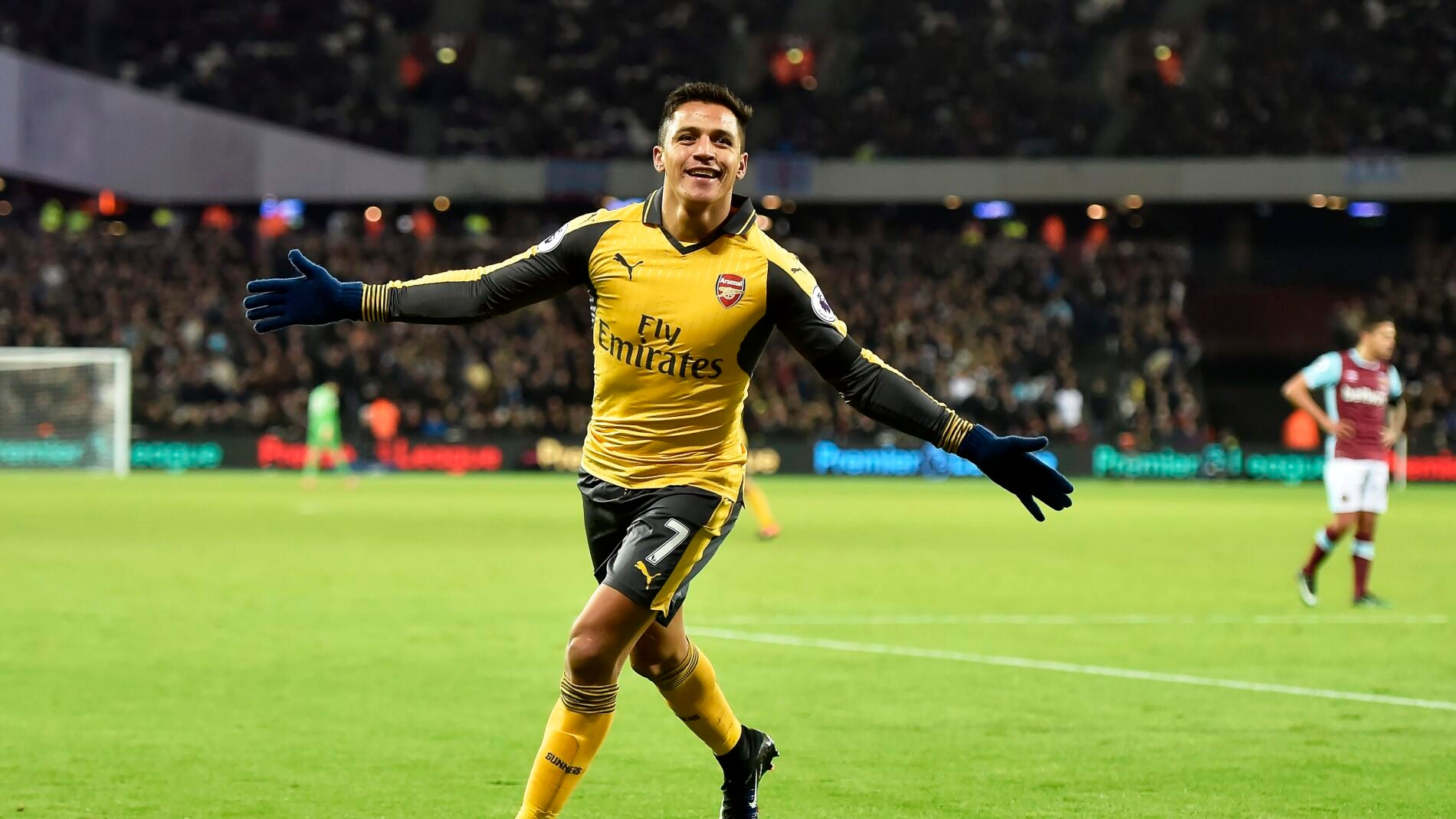 Alexis S&aacute;nchez celebra uno de sus tres goles al West Ham