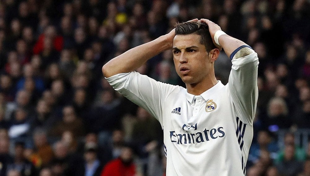 Cristiano Ronaldo se lamenta tras una jugada