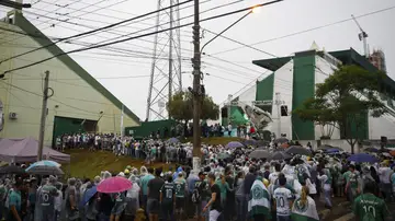 Aficionados homenajean a los cuerpos de los jugadores del Chapecoense Aficionados homenajean a los cuerpos de los jugadores del Chapecoense